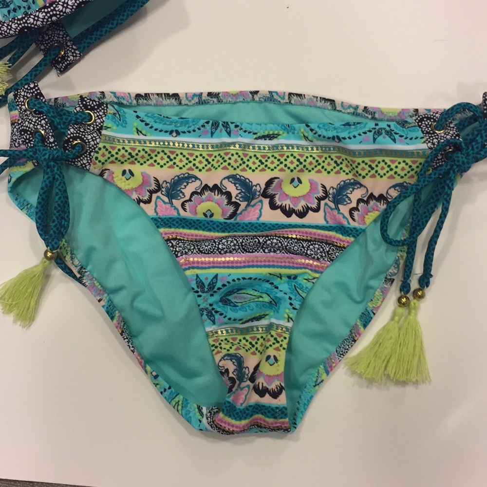 Shade & Shore - Light Lift Bikini Top with bottoms - Picture 5 of 8